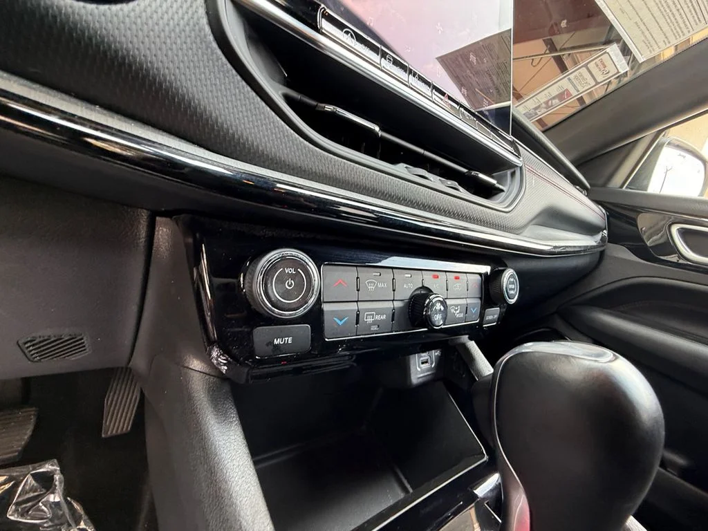Used 2025 White Jeep Trailhawk image 23