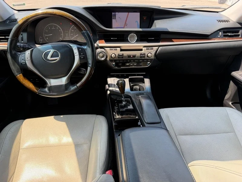 Used 2013 Nebula Gray Pearl Lexus 4dr Sdn image 11