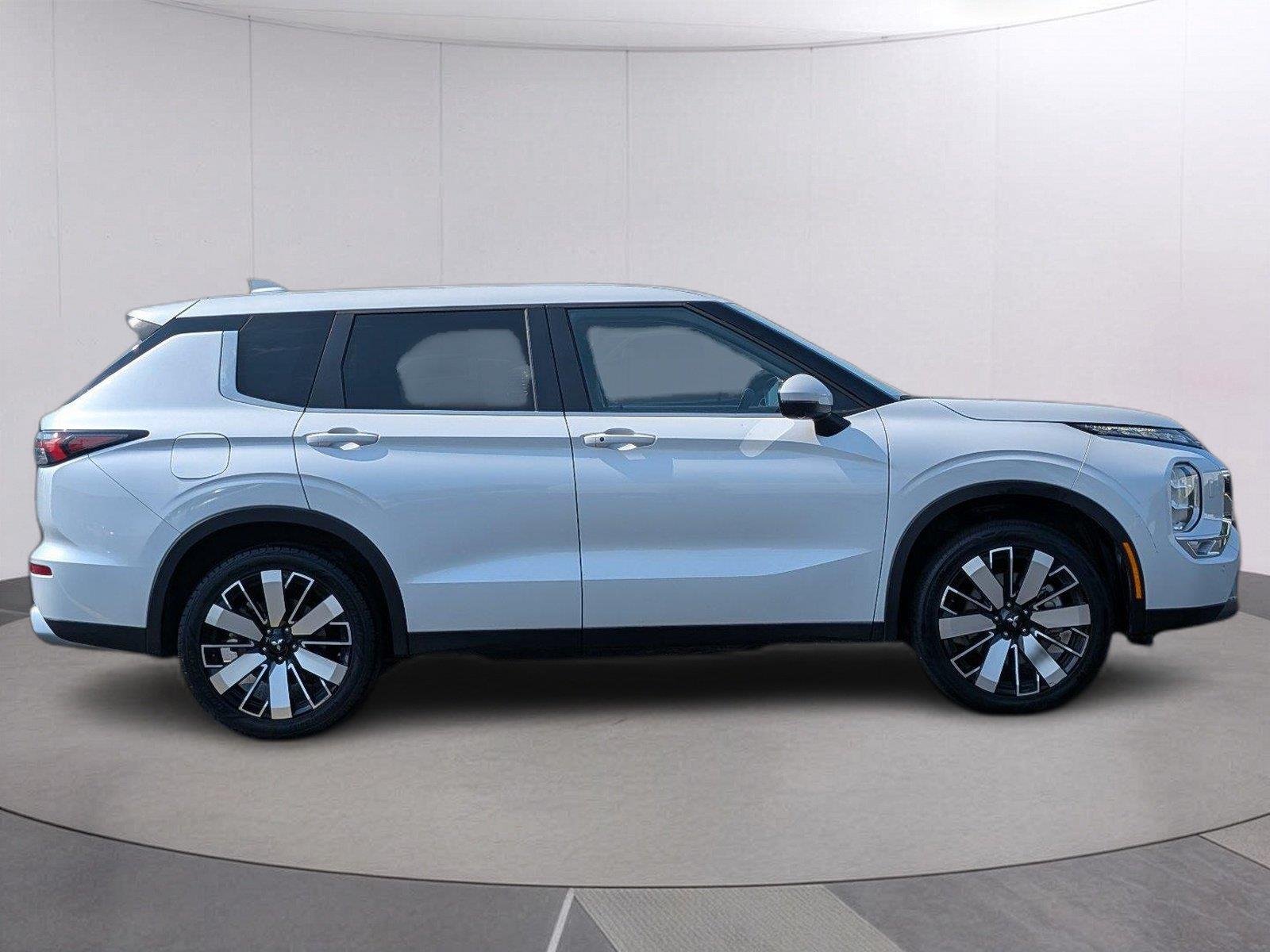 Used 2025 White Diamond Mitsubishi SE image 8