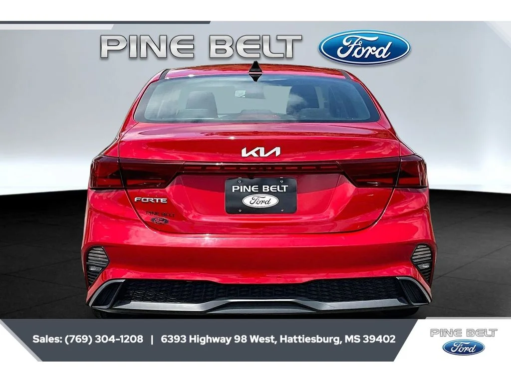 Used 2022 Currant Red Kia LXS image 4