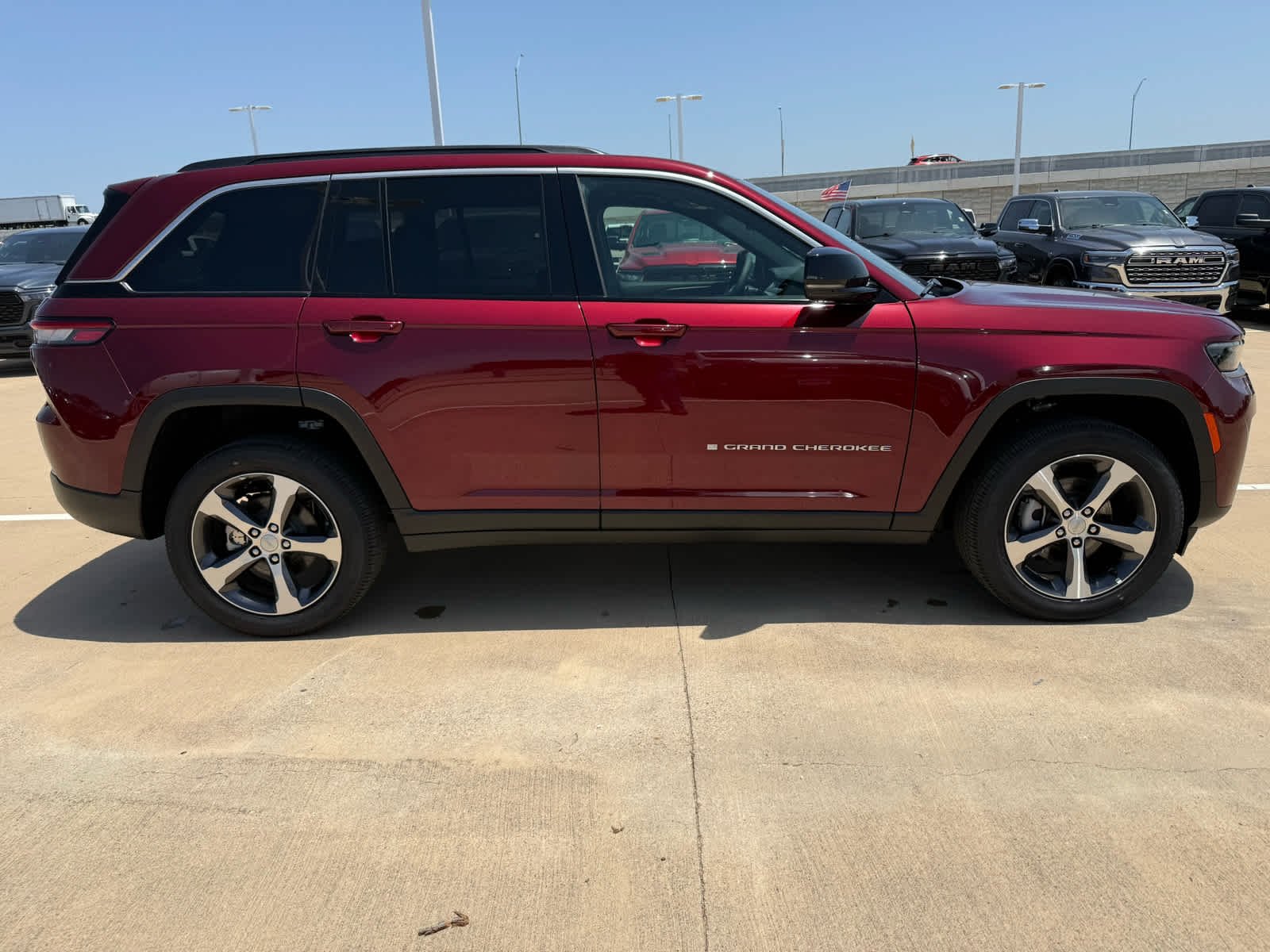 New 2026 Velvet Red Pearl-Coat Exterior Paint Jeep Limited image 5