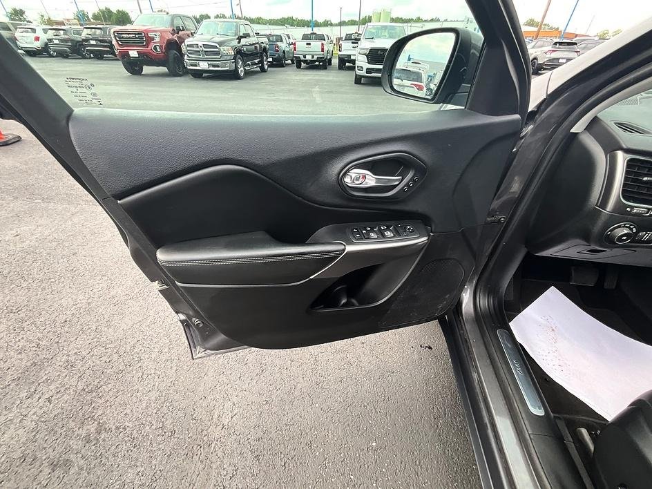 Used 2019 Gray Jeep Limited image 12