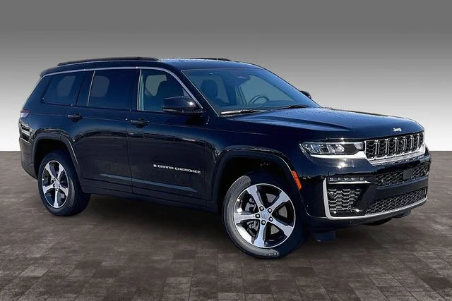 New 2026 Diamond Black Crystal Pearl-Coat Exterior Paint Jeep Limited image 2