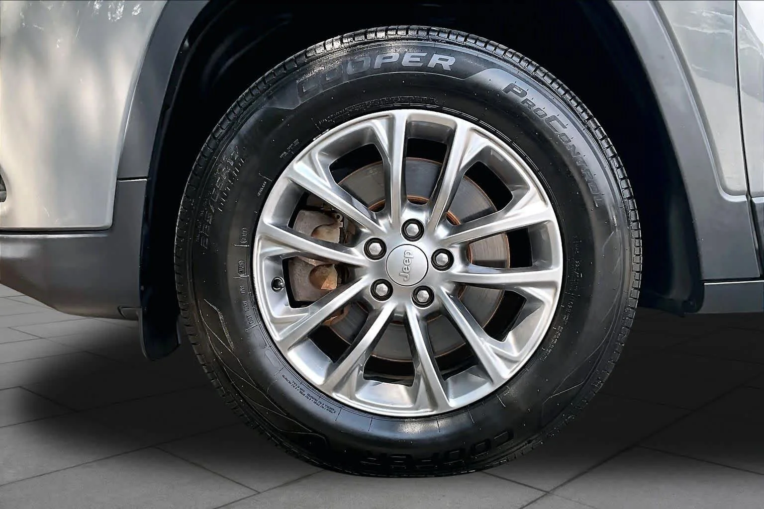 Used 2019 Sting-Gray Clearcoat Jeep Latitude Plus image 9