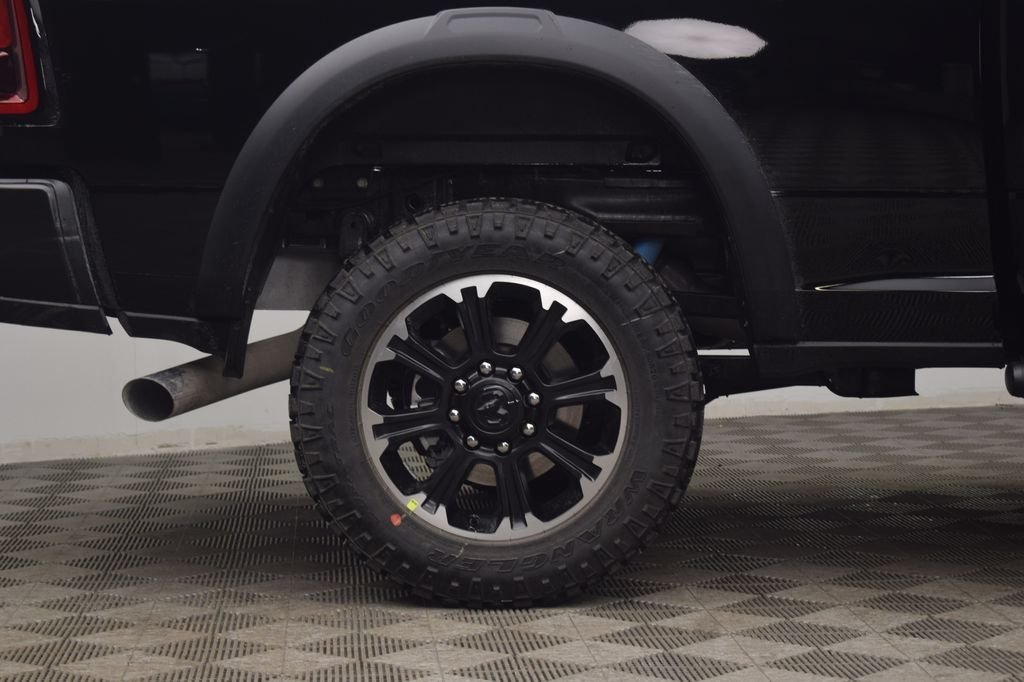 New 2026 Diamond Black Crystal Pearl-Coat Exterior Paint RAM Tradesman image 8