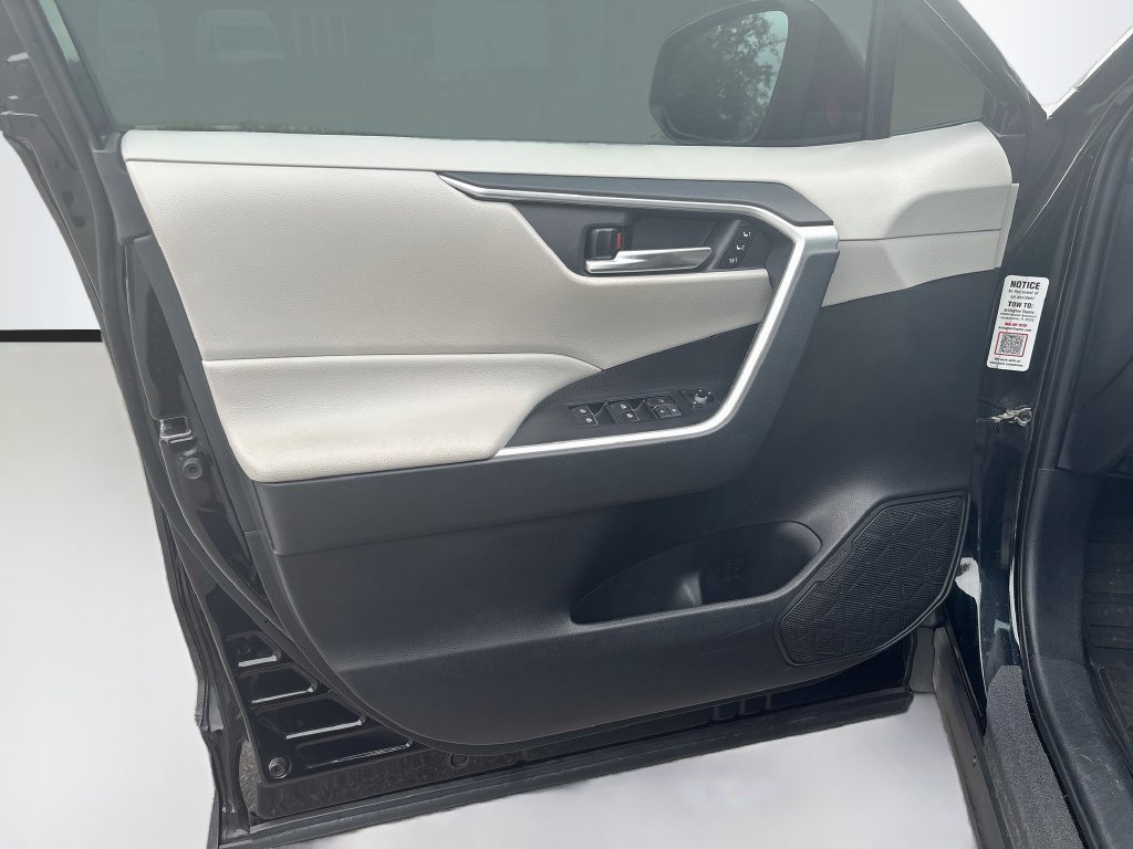 Used 2021 Black Toyota XLE Premium image 31