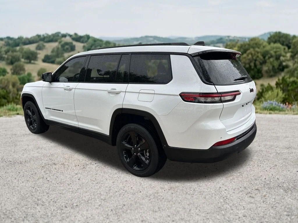 Used 2023 White Jeep Altitude image 8
