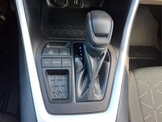 2024 Toyota RAV4 XLE - Photo 13