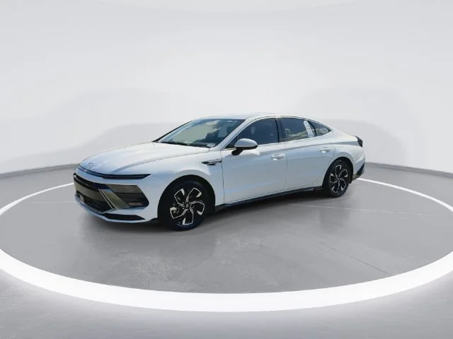 Used 2025 White Hyundai SEL image 4