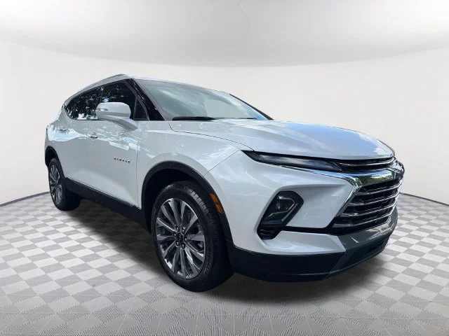 Used 2023 IRIDESCENT PEARL TRICOAT Chevrolet Premier image 3