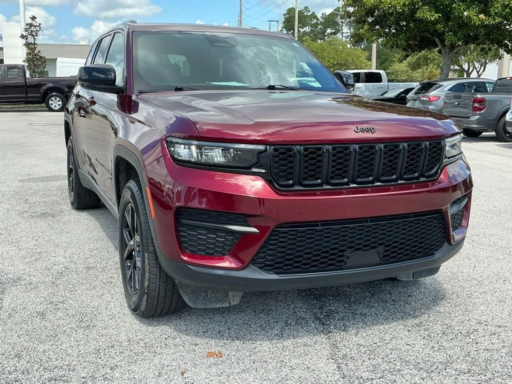 Used 2024 Red Jeep Altitude image 11