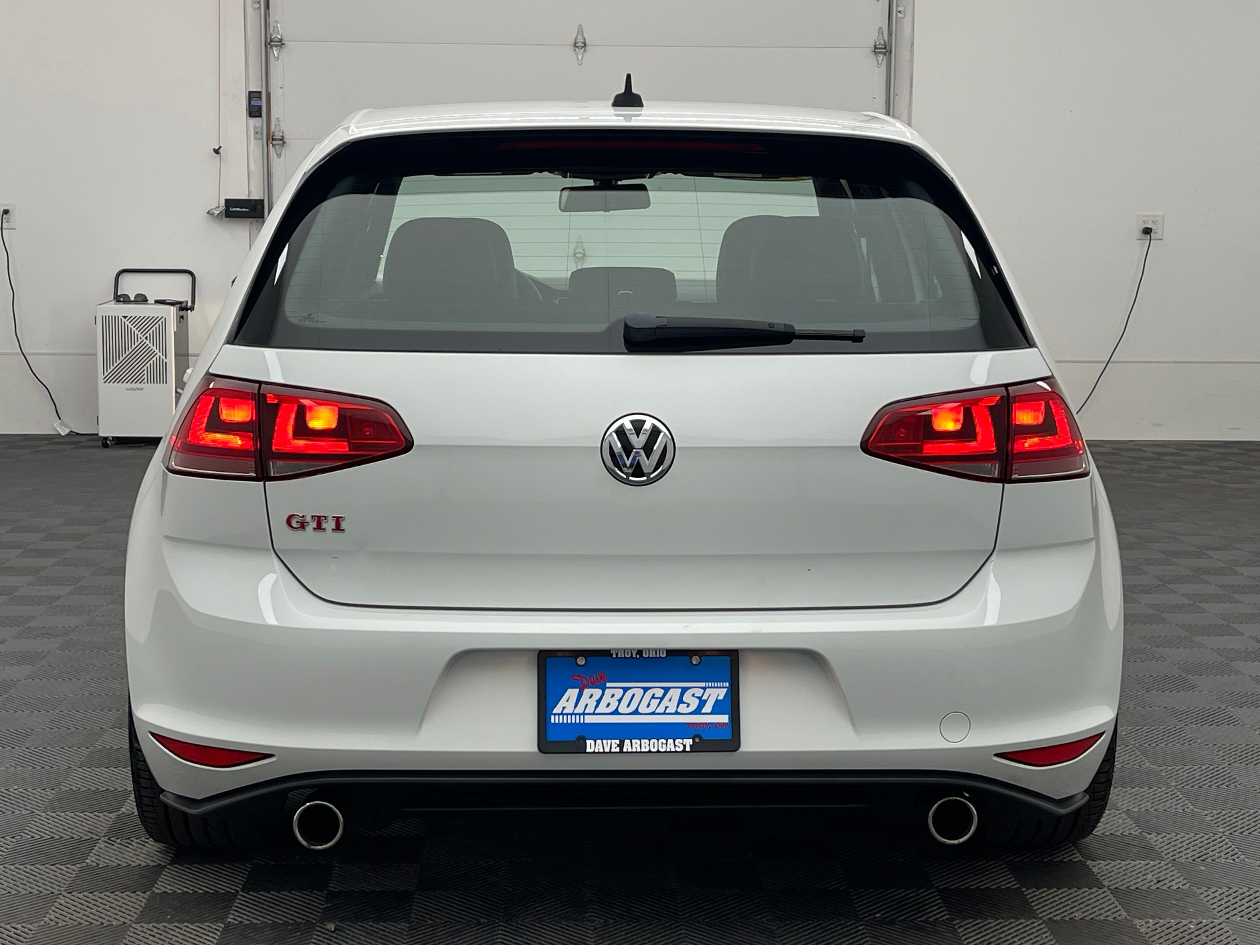 Used 2016 Pure White Volkswagen Autobahn image 9