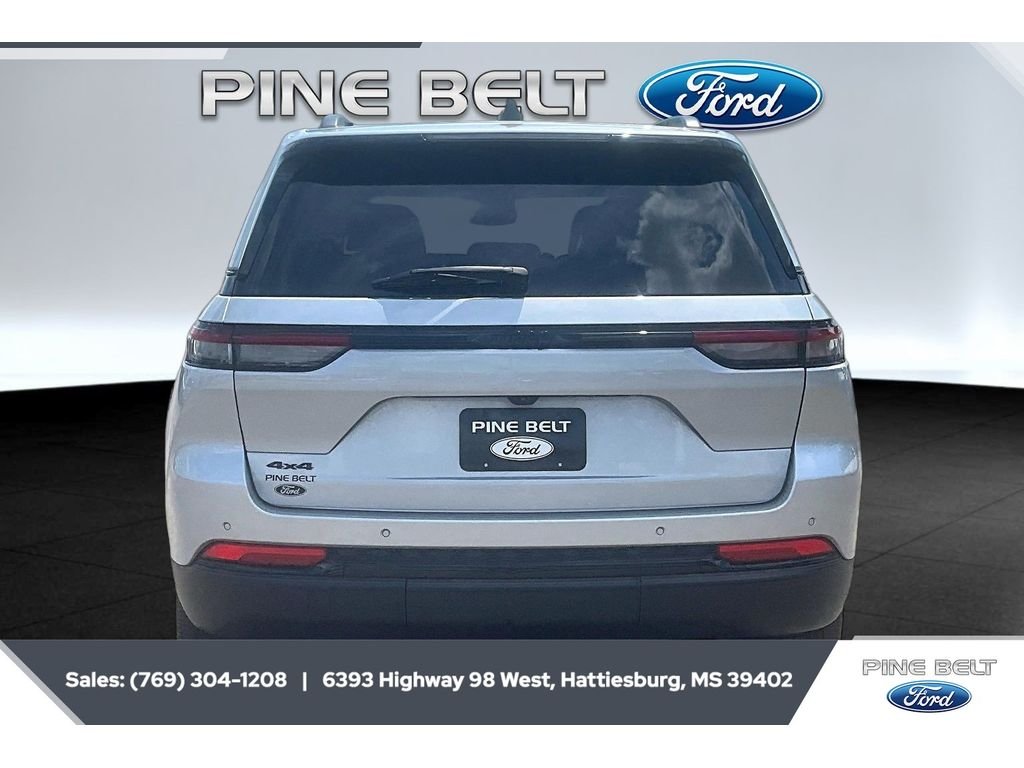 Used 2023 Silver Zynith Jeep Altitude image 4