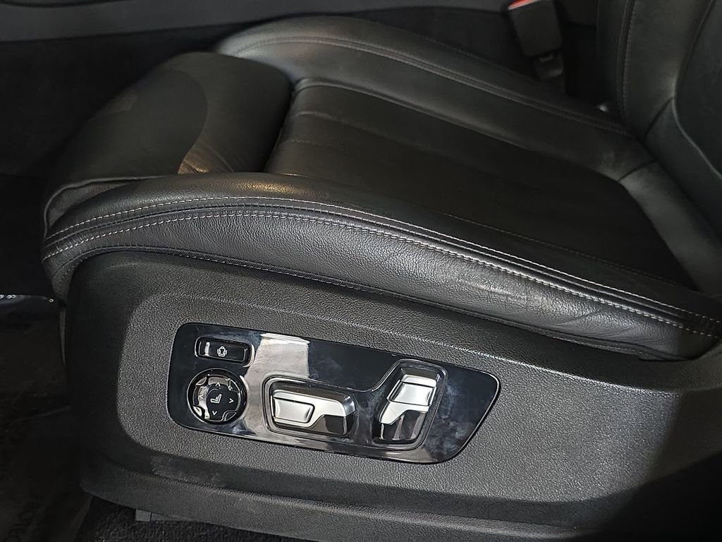 Used 2021 Black Sapphire Metallic BMW sDrive40i image 28