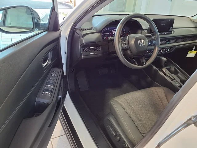 Certified Used 2025 Platinum White Pearl Honda SE image 6