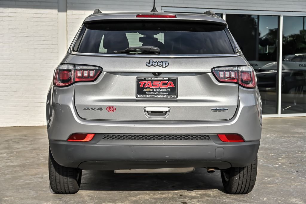 Used 2020 Silver Jeep Latitude image 9
