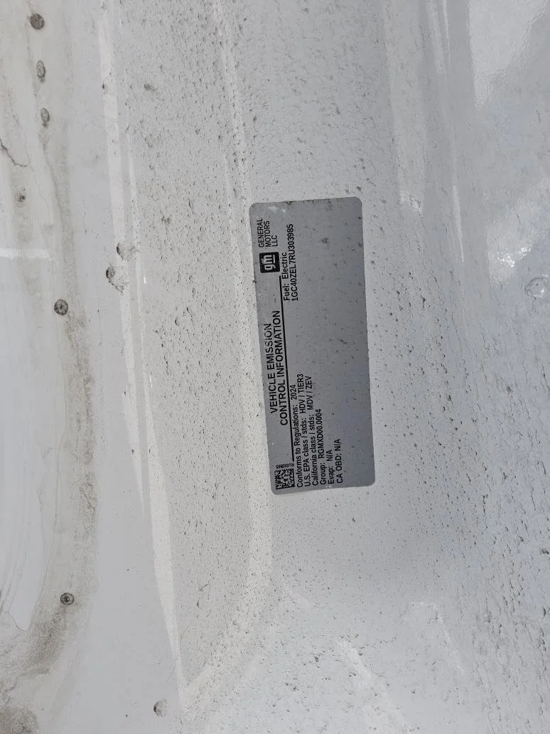 Used 2024 Summit White Chevrolet RST image 11
