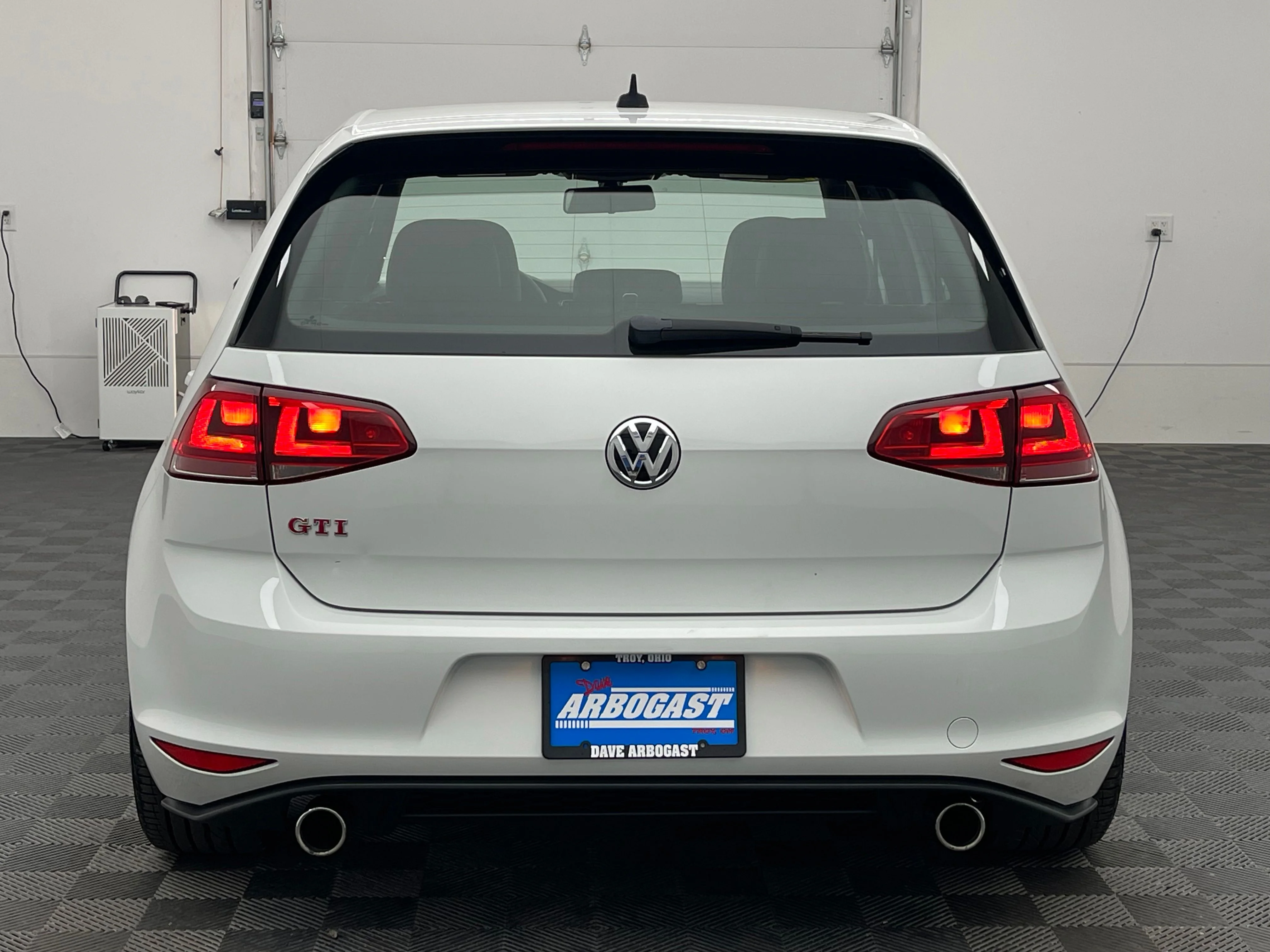 Used 2016 Pure White Volkswagen Autobahn image 9