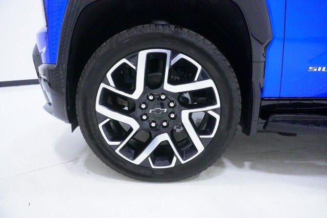 2025 Chevrolet Silverado EV RST - Photo 13