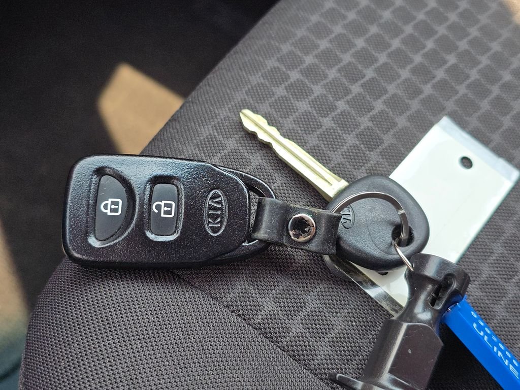 Used 2010 Silver Kia Sport image 37