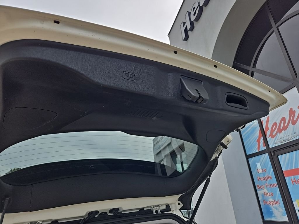 Used 2018 White Jeep Latitude image 82