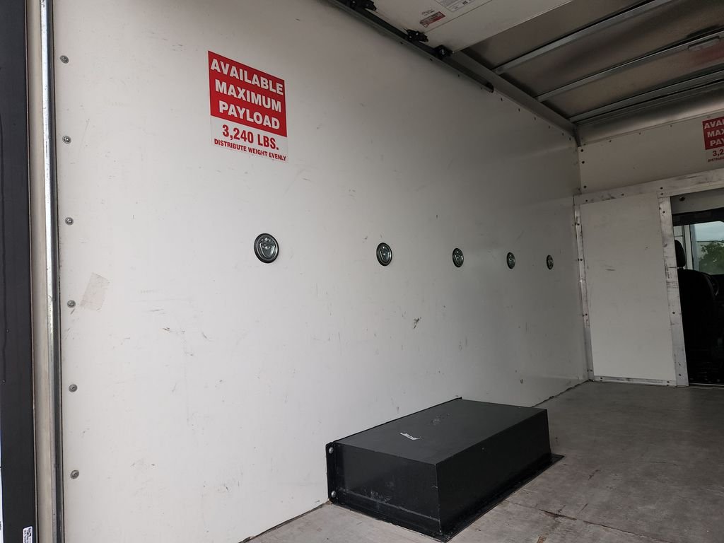 Used 2022 White Ford Box Truck image 13