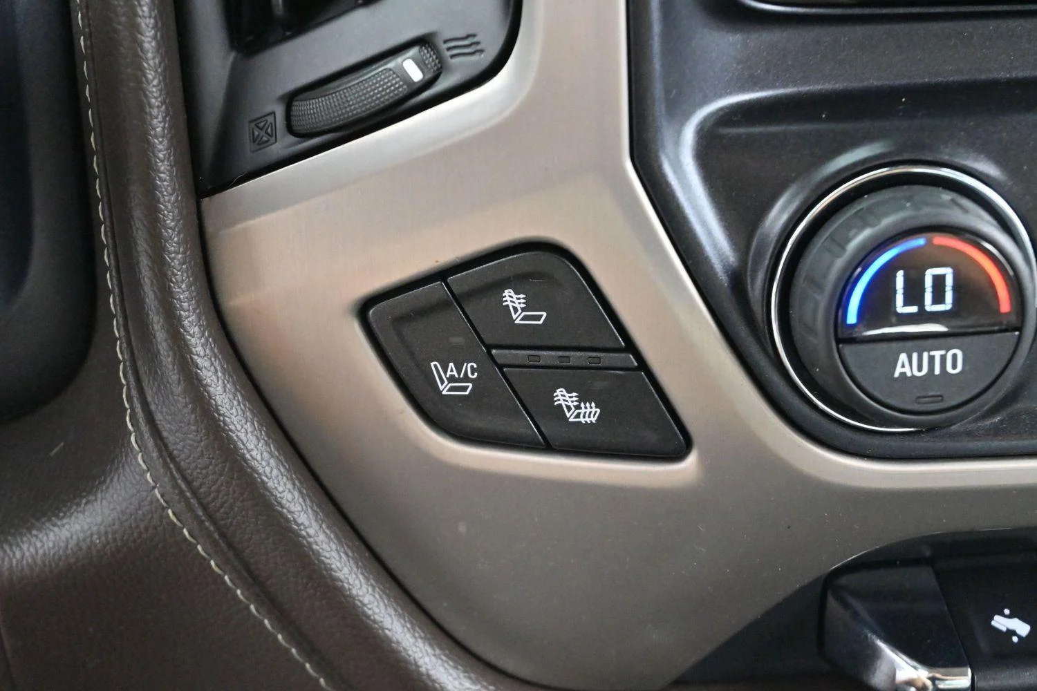 Used 2015 Onyx Black GMC Denali image 25