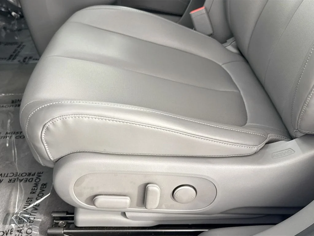 Used 2025 White Hyundai SEL image 18