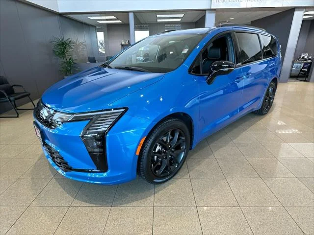New 2027 Hydro Blue Pearl-Coat Paint Chrysler Limited image 4