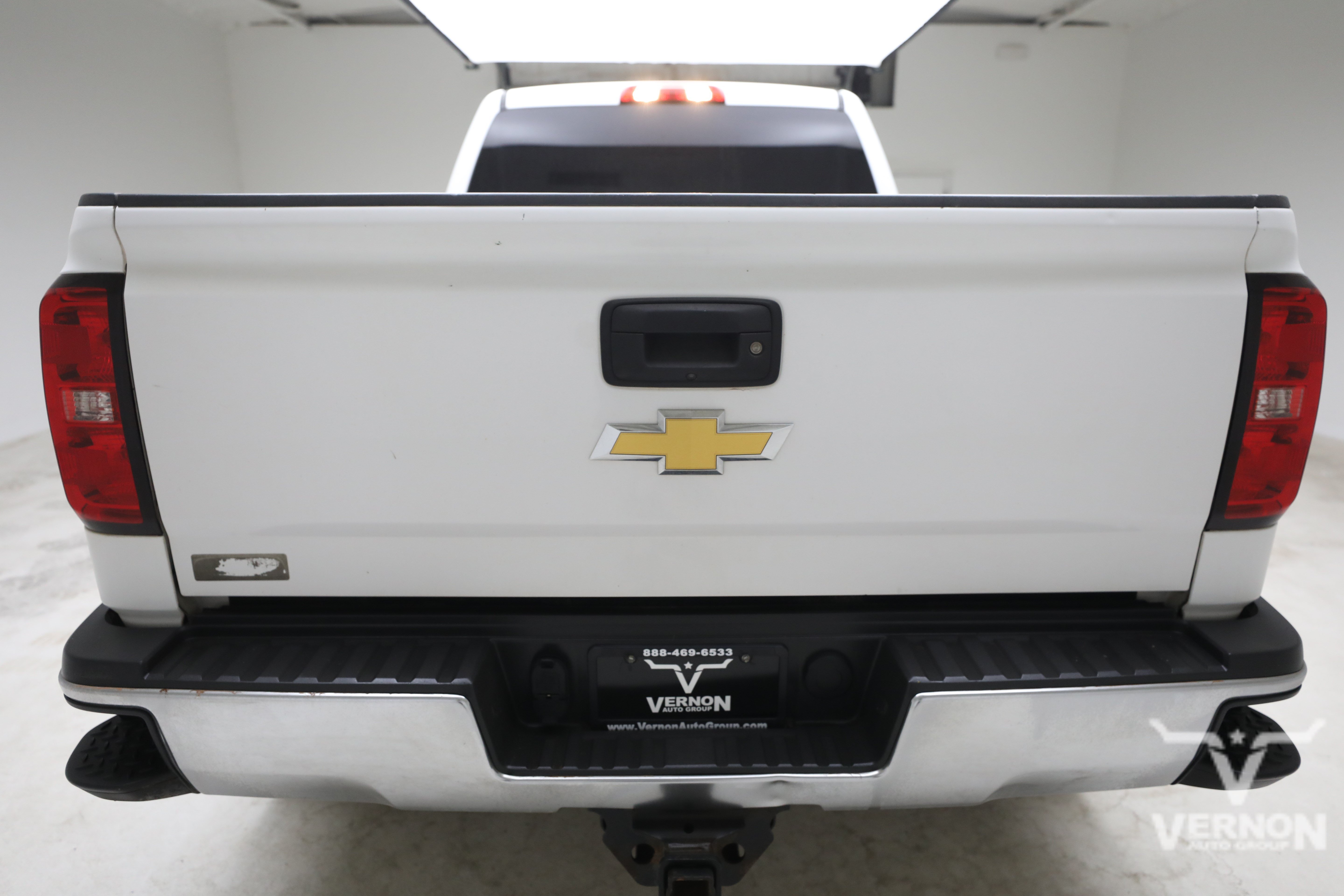 Used 2018 Summit White Chevrolet Y image 3