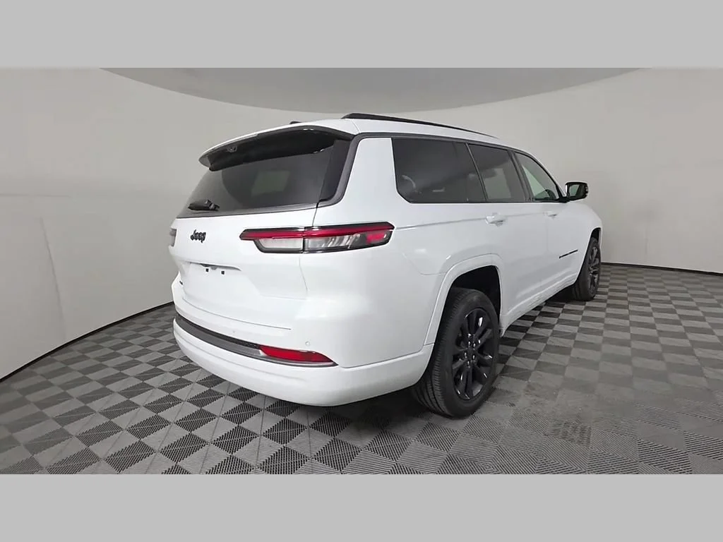New 2026 Bright White Clear-Coat Exterior Paint Jeep Limited Reserve image 34