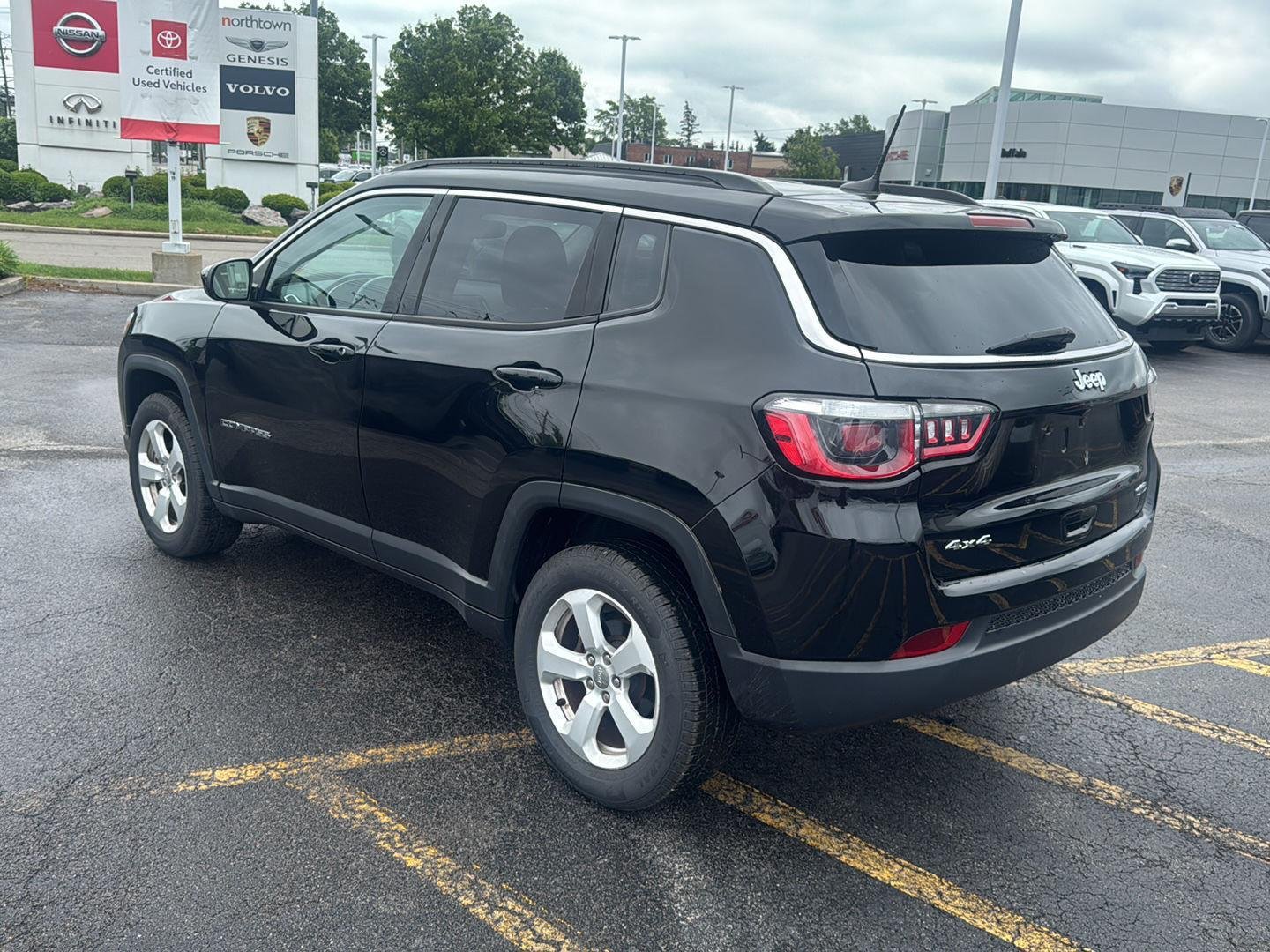 Used 2020 Diamond Black Crystal Pearlcoat Jeep Latitude image 4