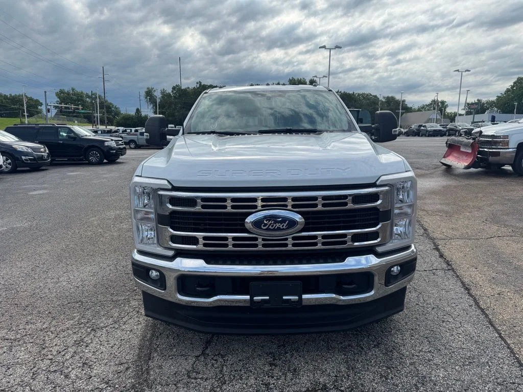 Certified Used 2025 Oxford White Ford XLT image 2