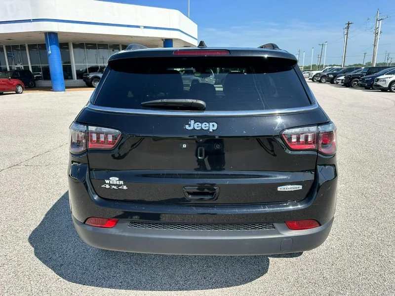 Used 2024 Diamond Black Crystal Pearlcoat Jeep Latitude 4x4 image 4