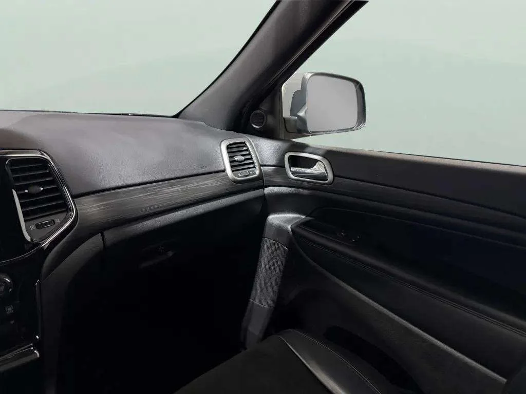 Used 2021 Sting-Gray Clearcoat Jeep Laredo X image 11