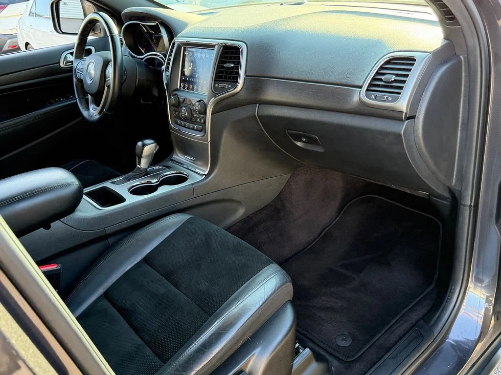 Used 2018 Gray Jeep Laredo E image 17