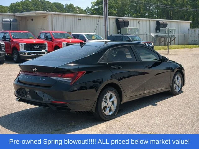 Used 2023 Black Hyundai SE image 13