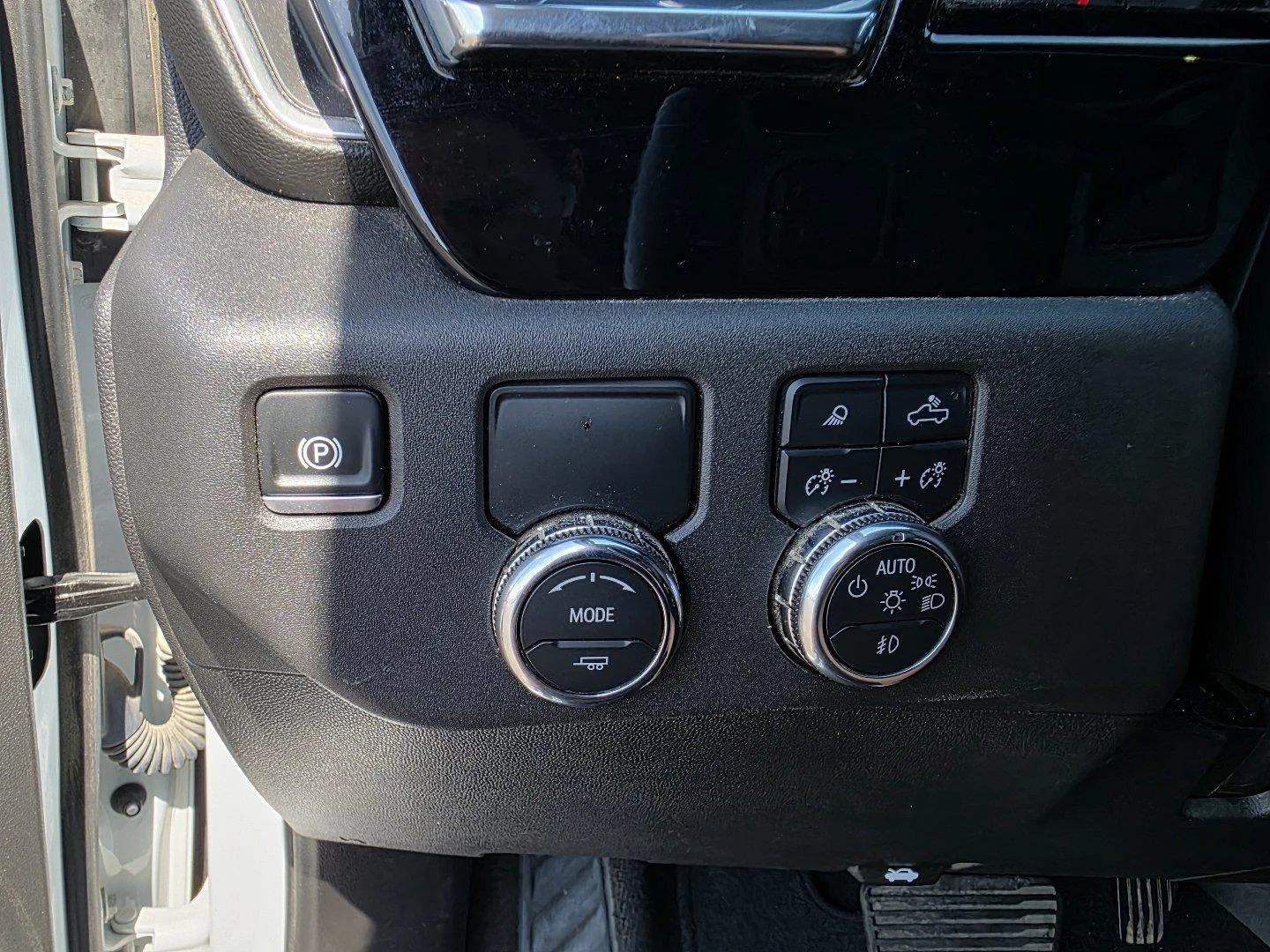 Used 2025 Summit White GMC SLT image 23