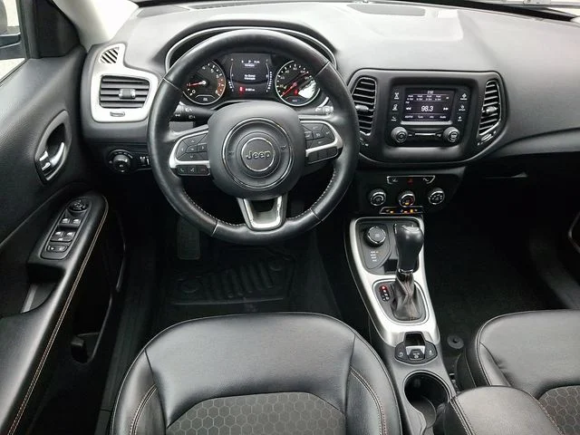 Used 2018 Silver Jeep Latitude image 12