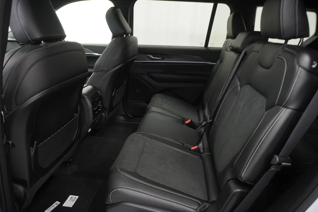 New 2026 Bright White Clear-Coat Exterior Paint Jeep Laredo image 17