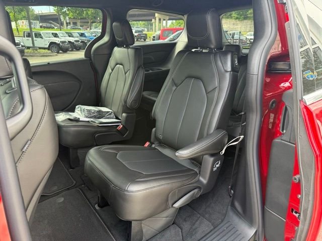 New 2027 Red Hot Pearl-Coat Exterior Paint Chrysler Select image 21