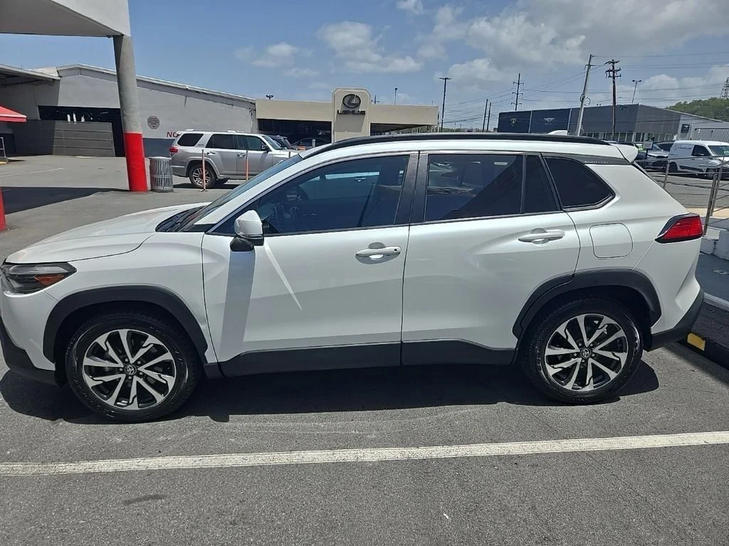 Used 2022 Beige Toyota XLE image 4