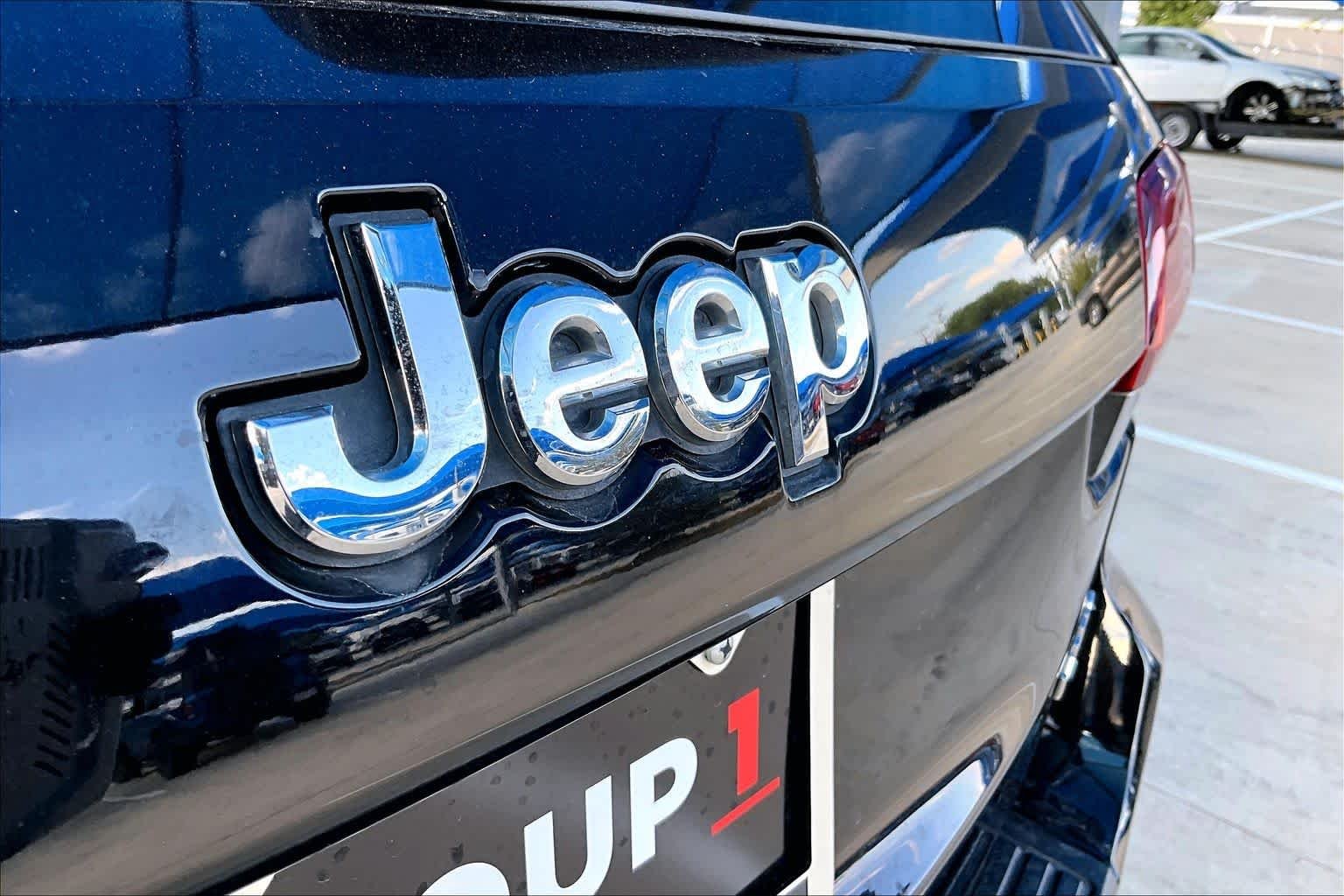 Used 2022 Diamond Black Crystal Pearlcoat Jeep Laredo E image 29