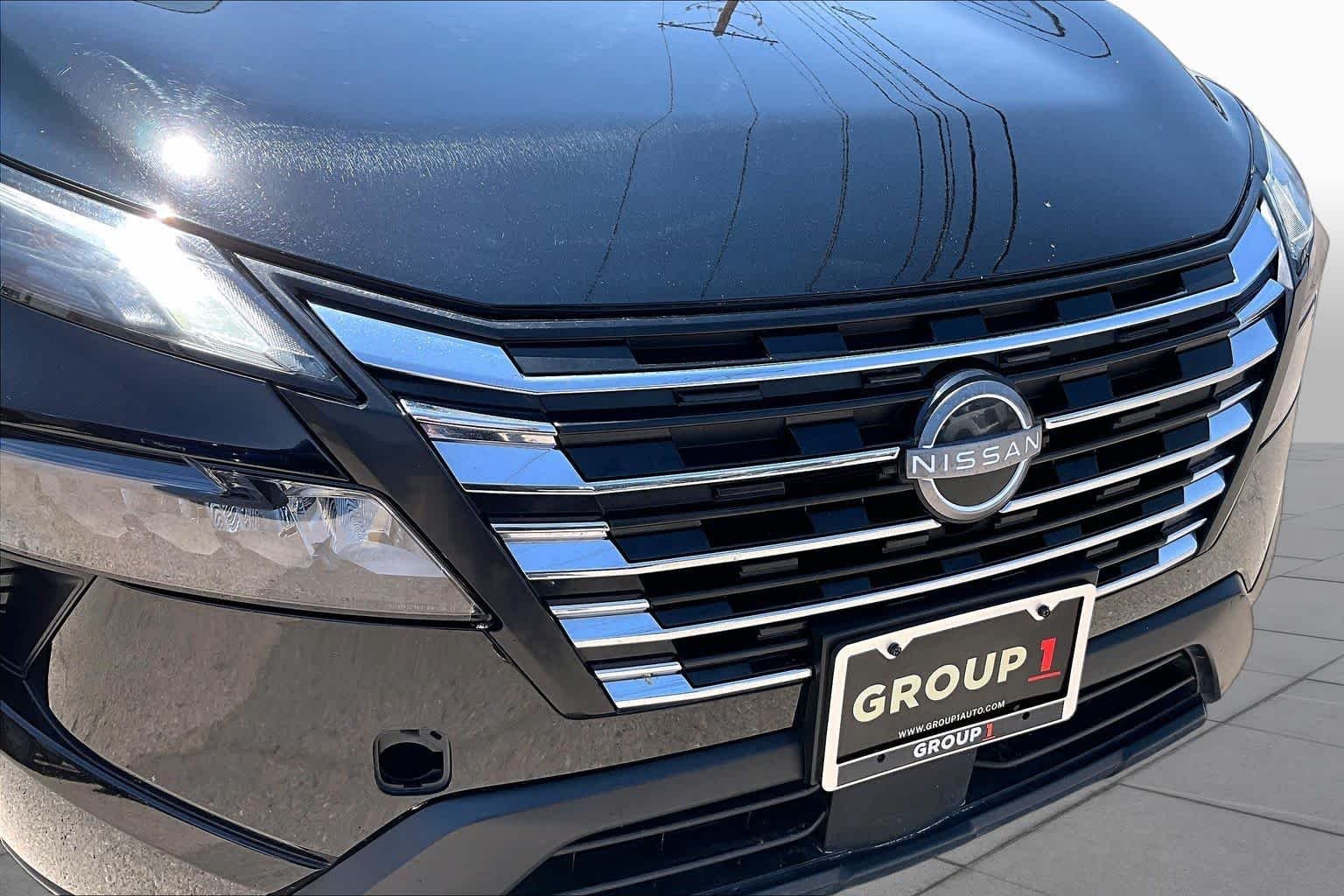 Used 2025 Super Black Nissan SV image 28
