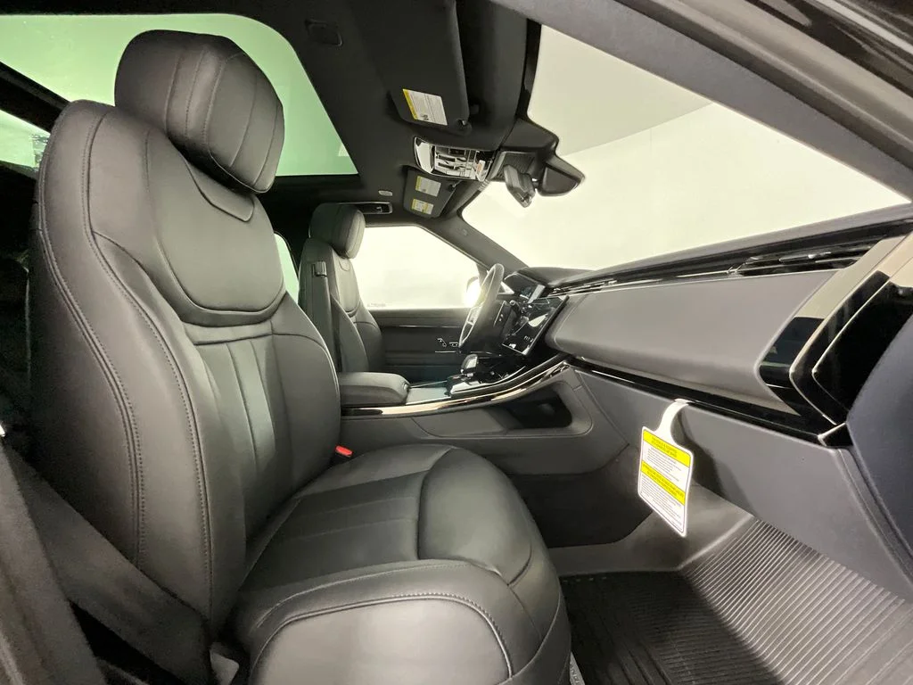 New 2026 Santorini Black Land Rover Dynamic SE image 3