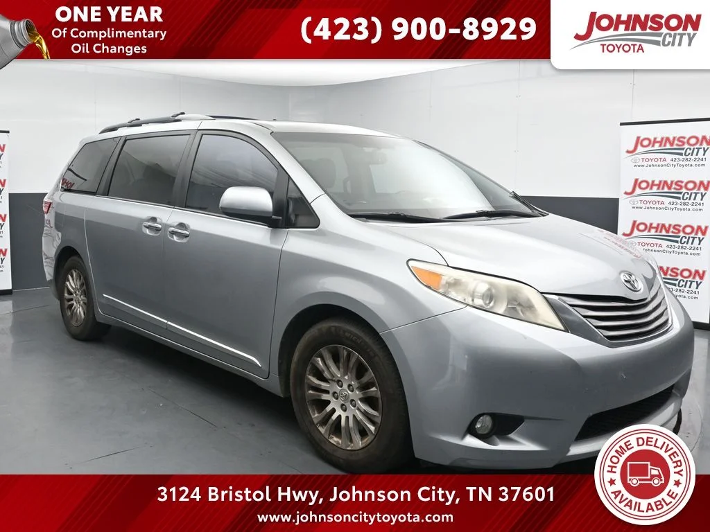 2016 Toyota Sienna XLE Premium V6 8-Passenger's photo