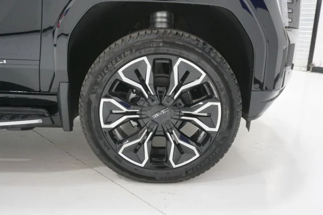 New 2025 Onyx Black GMC Max Range Denali image 7