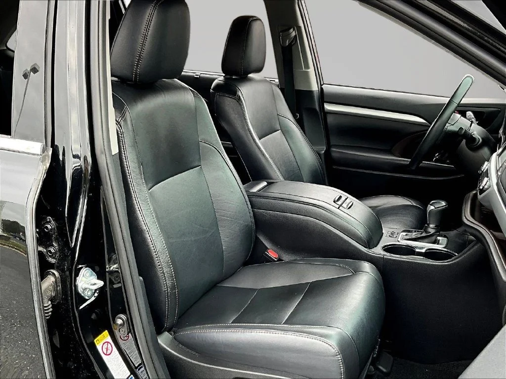 Used 2019 Black Toyota XLE image 30