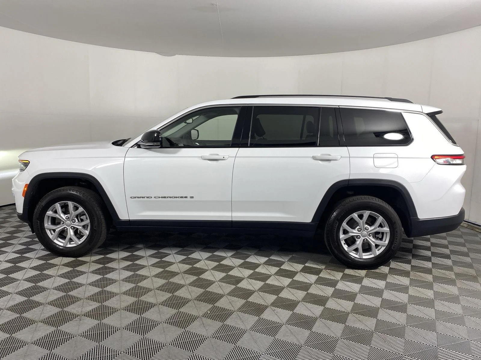 Used 2023 Bright White Clearcoat Jeep Limited image 12