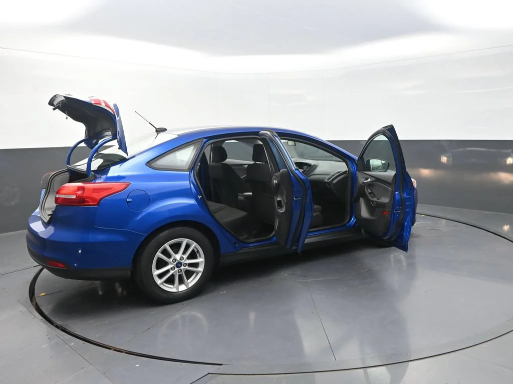 Used 2018 Blue Ford SE image 37